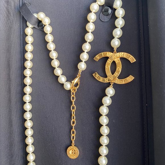 CHANEL 23A ICONIC BIG GOLD CC LOGO PEARL NECKLACE BUTTON CHARM - Picture 9 of 12